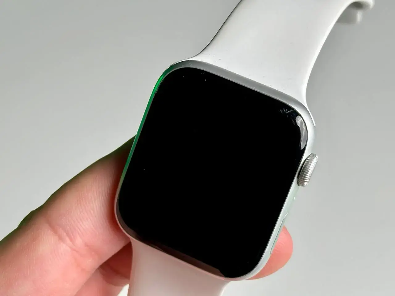 USED Apple Watch Series 5 GPS 44mm Silver Aluminum Case with White Sport Band (MWVD2)