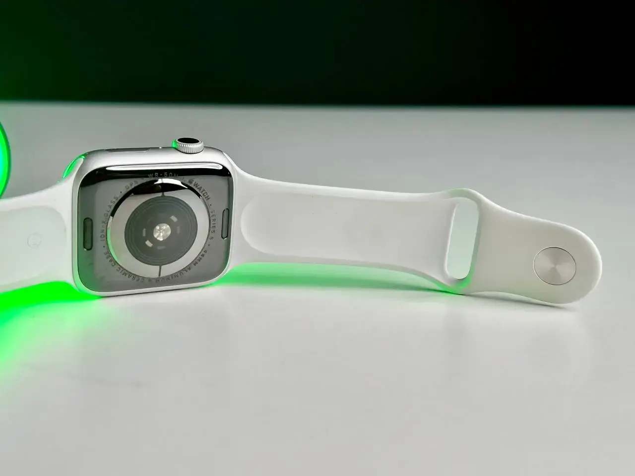 USED Apple Watch Series 5 GPS 44mm Silver Aluminum Case with White Sport Band (MWVD2)