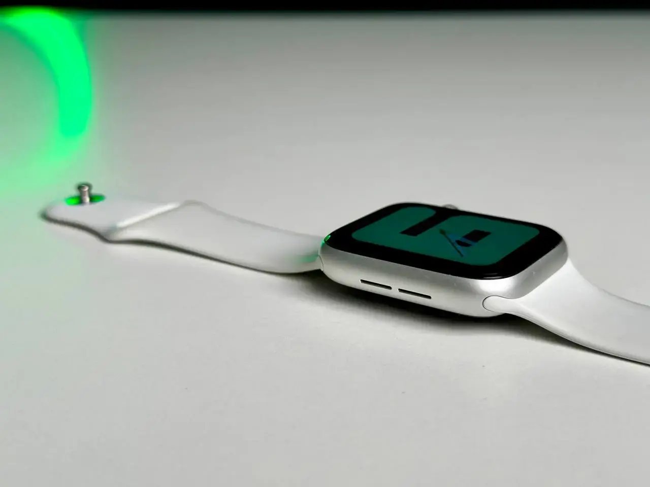 USED Apple Watch Series 5 GPS 44mm Silver Aluminum Case with White Sport Band (MWVD2)