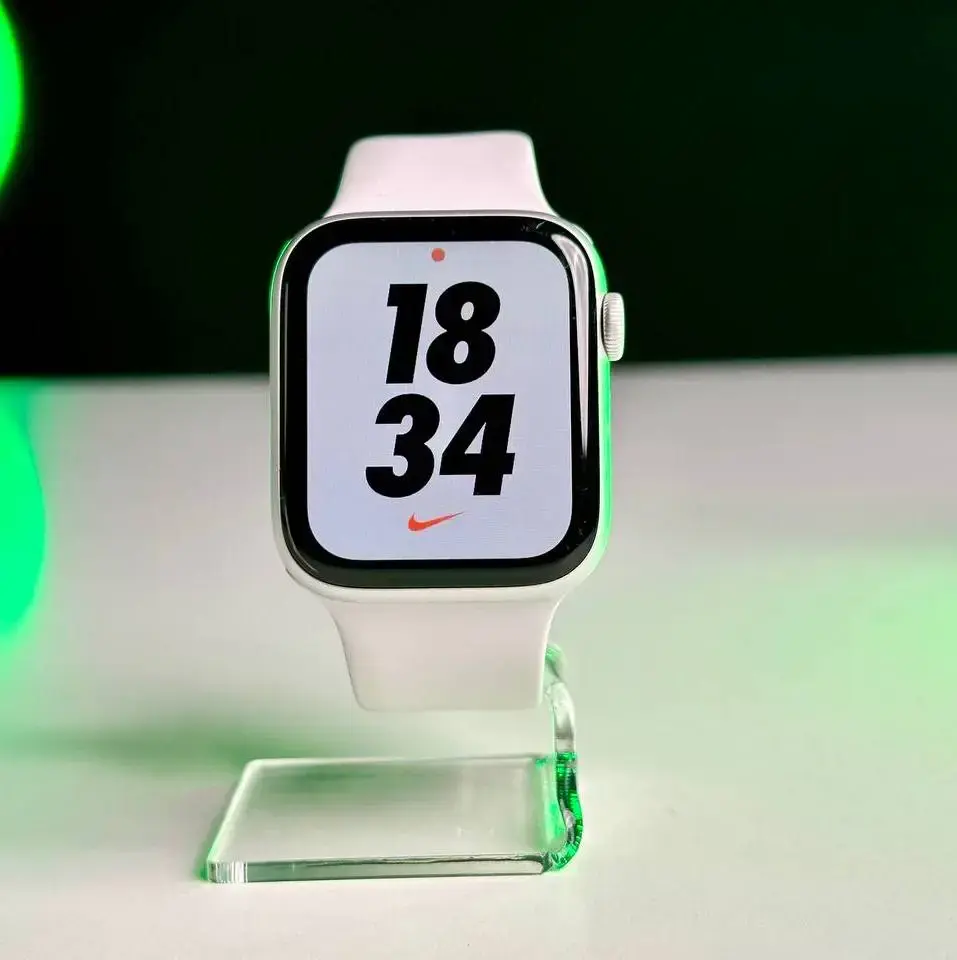 USED Apple Watch Series 5 GPS 44mm Silver Aluminum Case with White Sport Band (MWVD2)