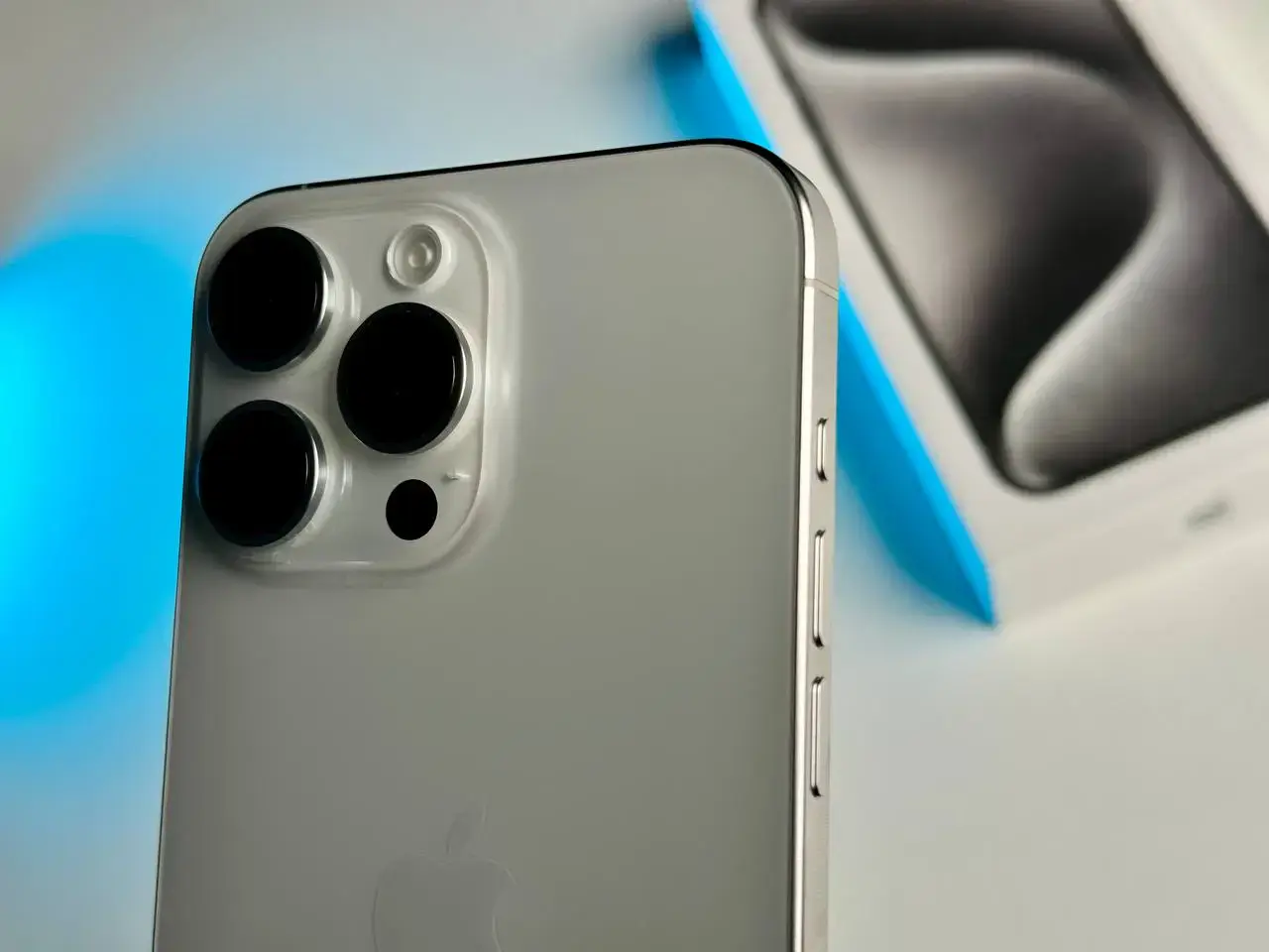 Вітринний Apple iPhone 15 Pro Max 512GB White Titanium (MU7D3)🔋100%(Стан - 9.9/10, Комплект - повний | гарантія - 6 міс.)