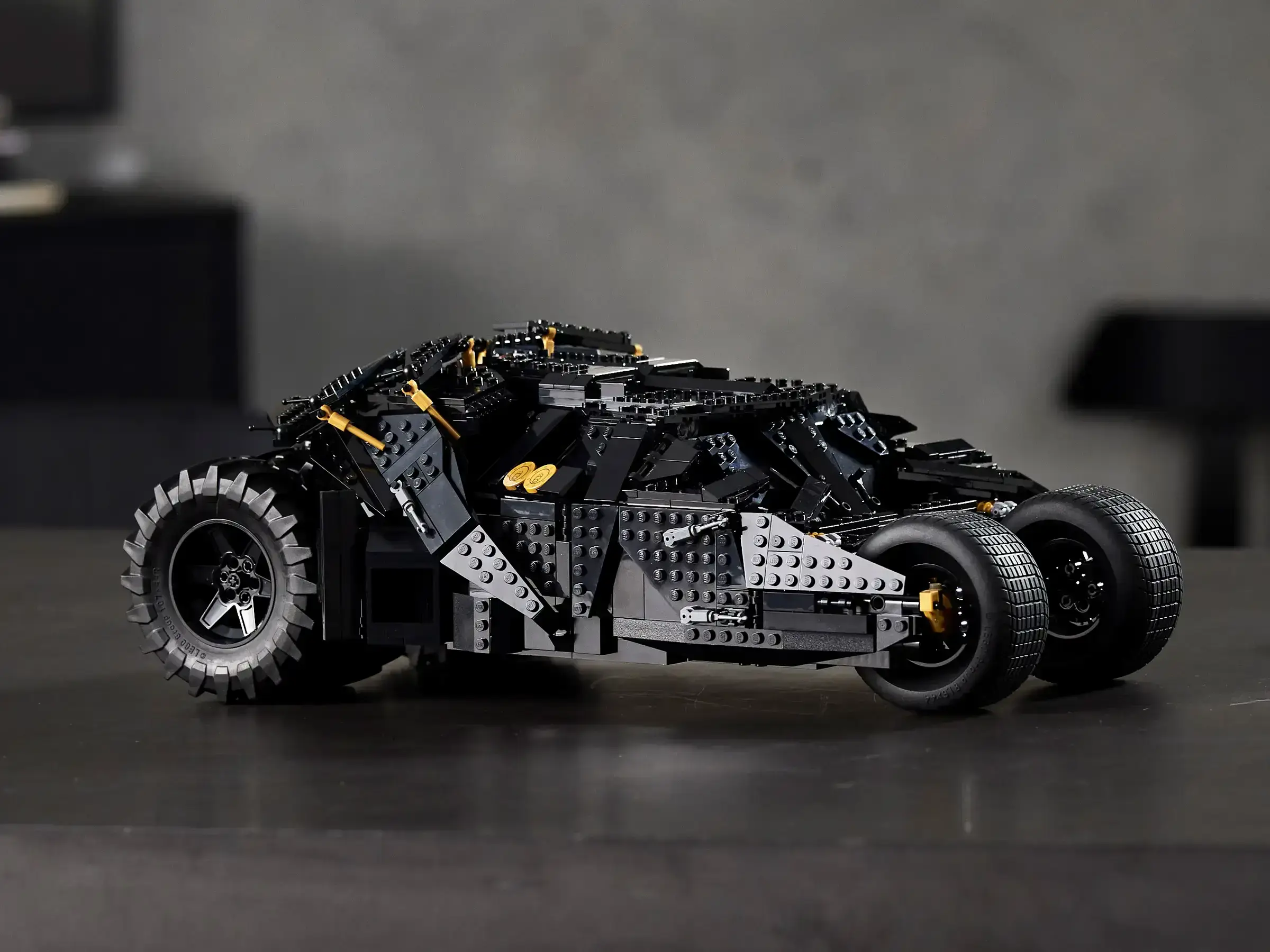 Блоковый конструктор LEGO Бэтмобиль Тумблер (76240)