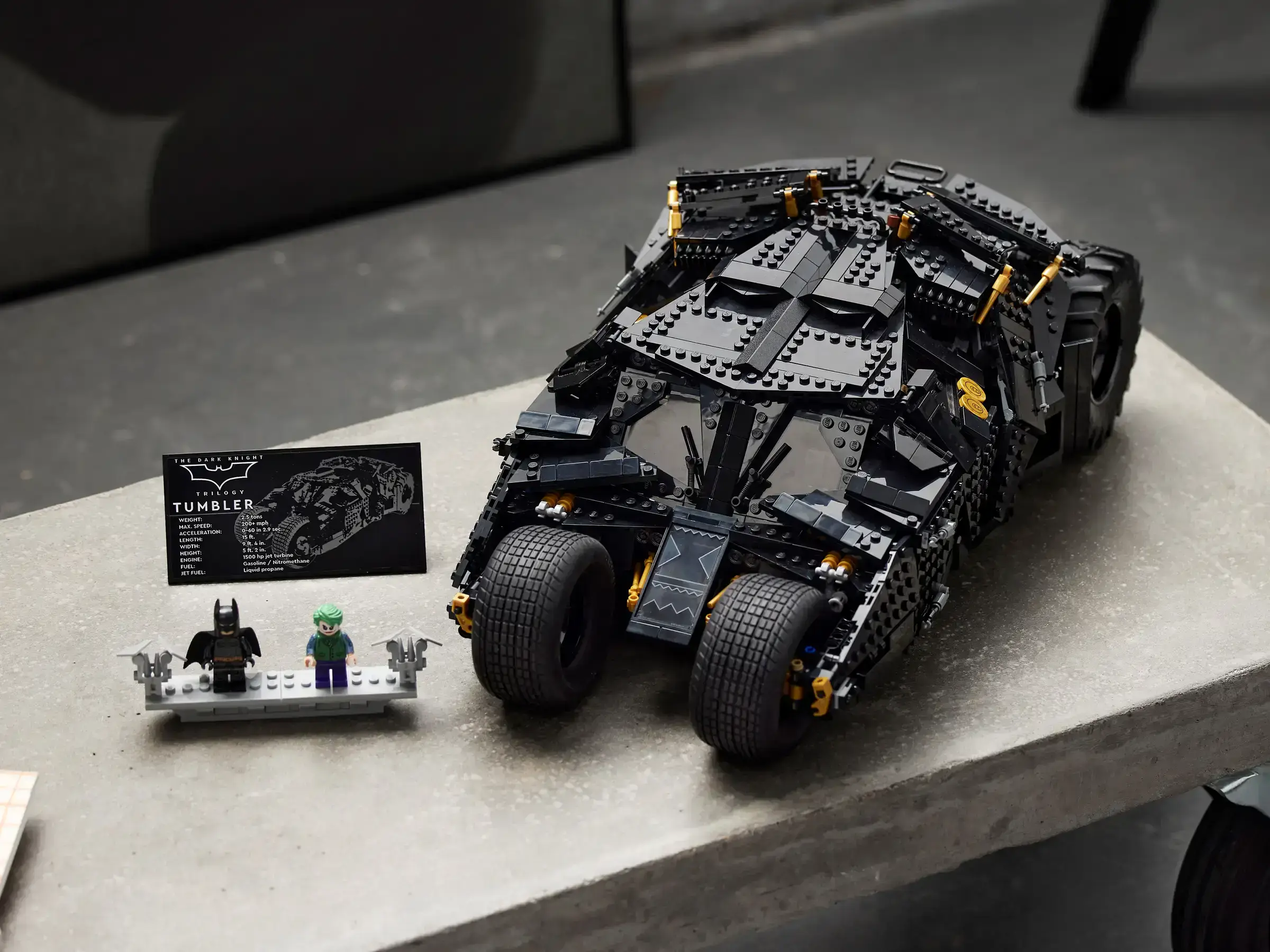 Блоковый конструктор LEGO Бэтмобиль Тумблер (76240)