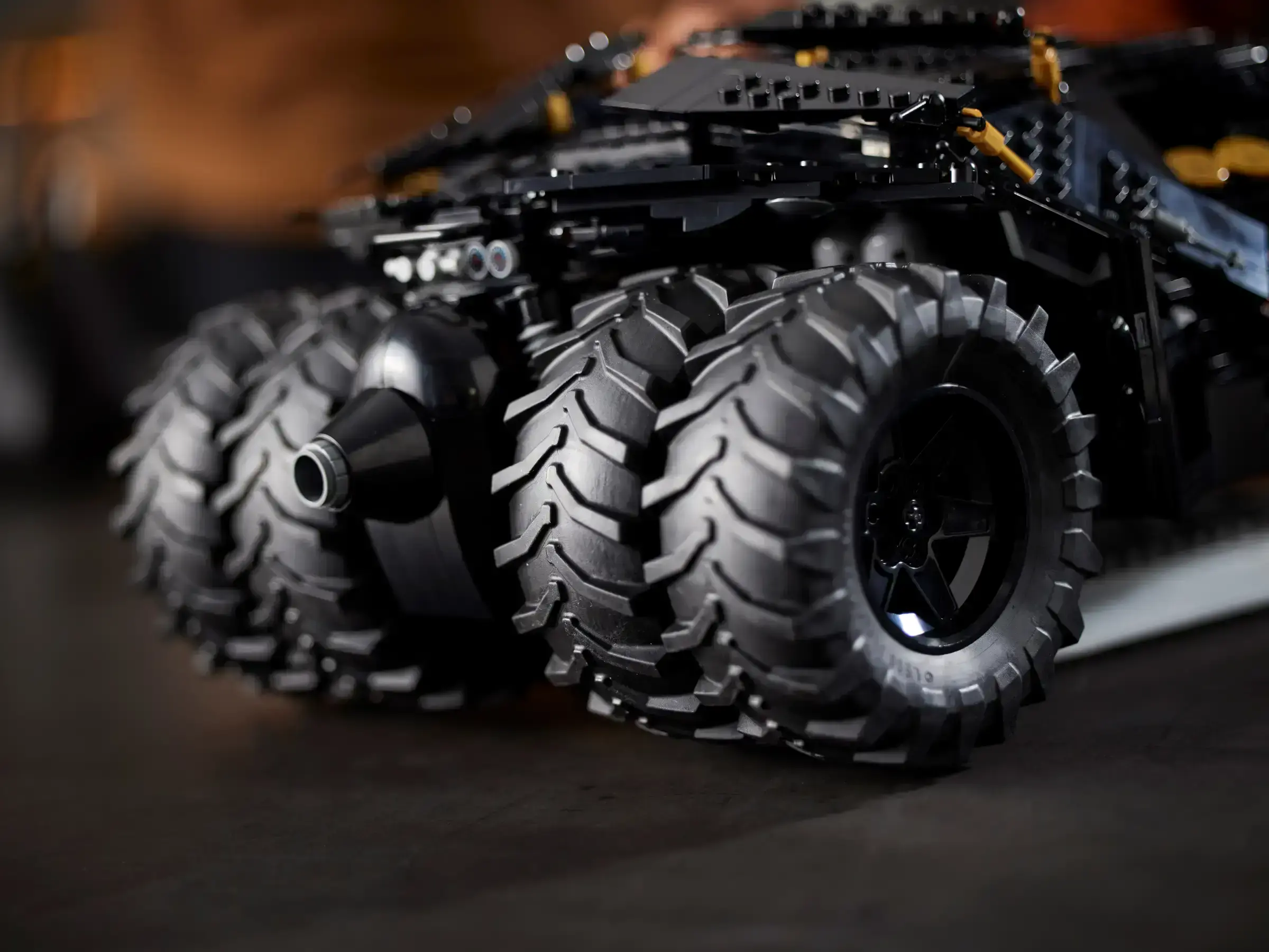 Блоковый конструктор LEGO Бэтмобиль Тумблер (76240)