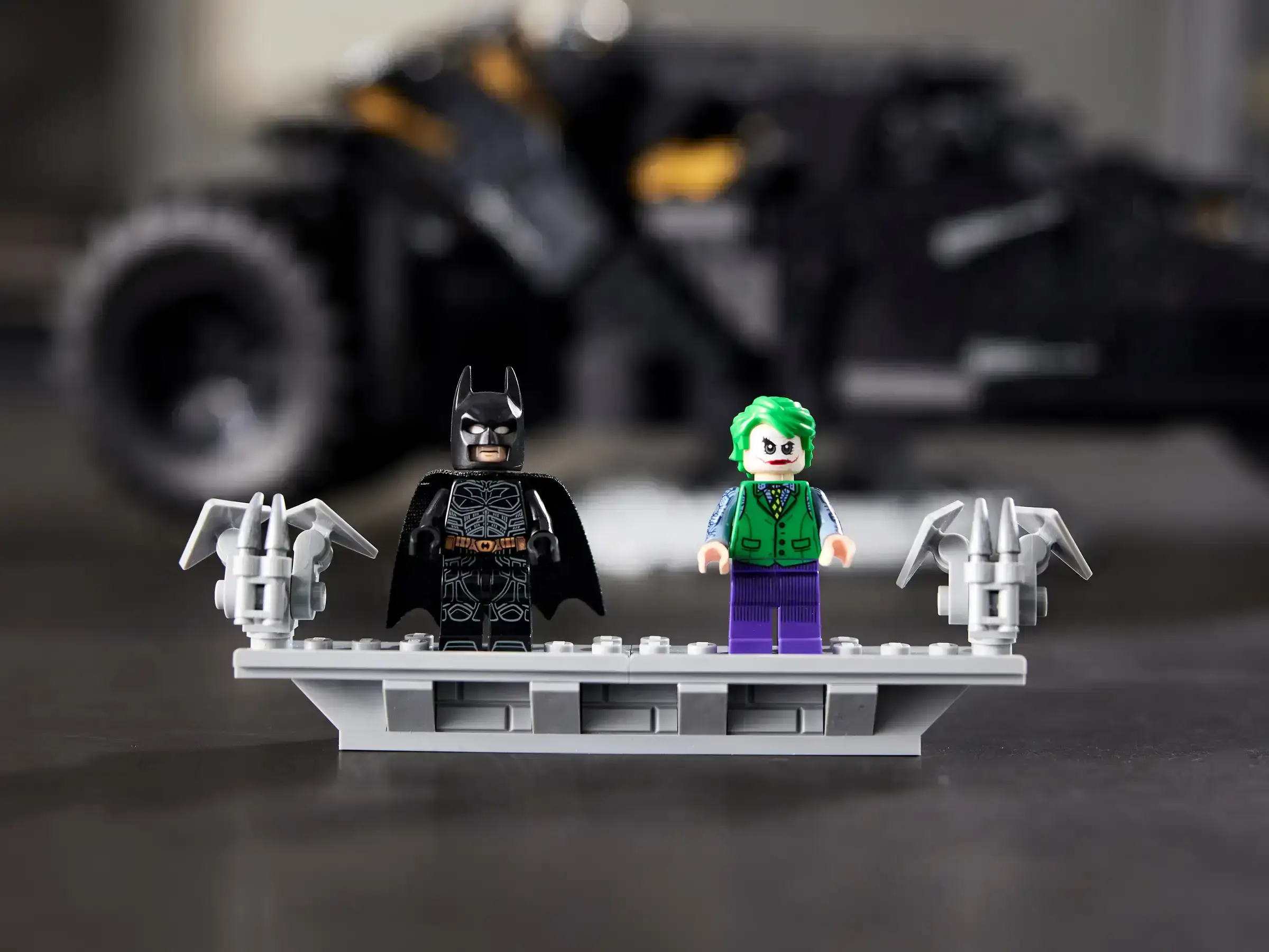 Блоковый конструктор LEGO Бэтмобиль Тумблер (76240)