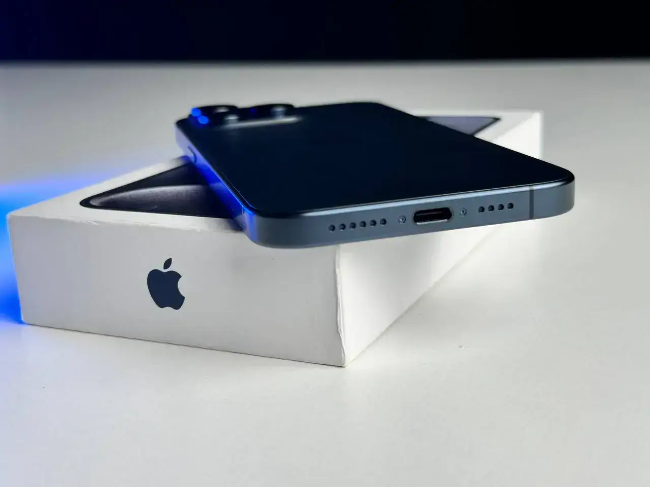 НОВЫЙ, открытая коробка Apple iPhone 15 Pro Max 1TB Blue Titanium (MU7K3)