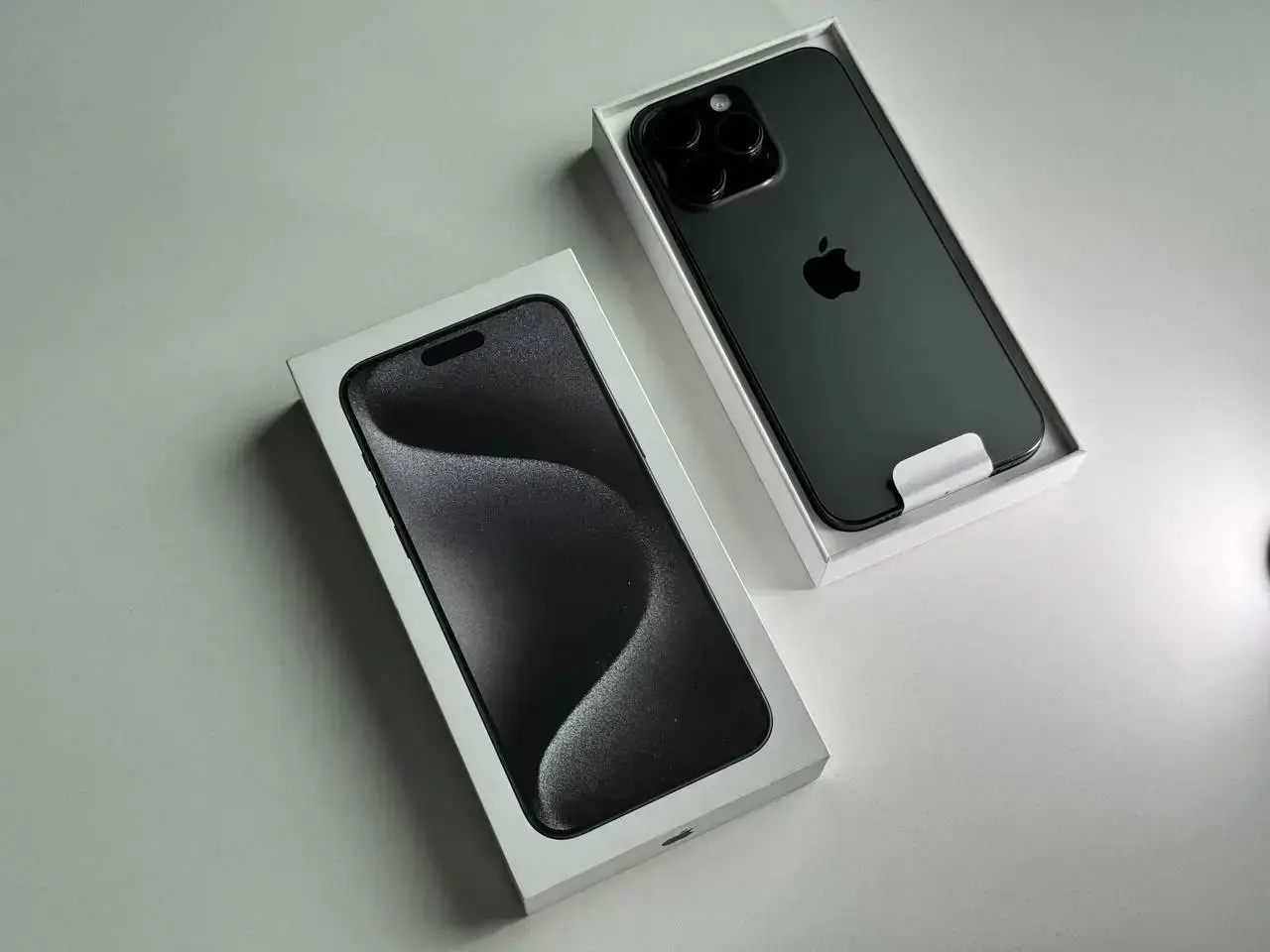 УЦІНКА Apple iPhone 15 Pro Max 256GB Black Titanium (MU773) - Стан: новий | Акумулятор: 100% | Комплект: повний | Гарантія: 1 міс.