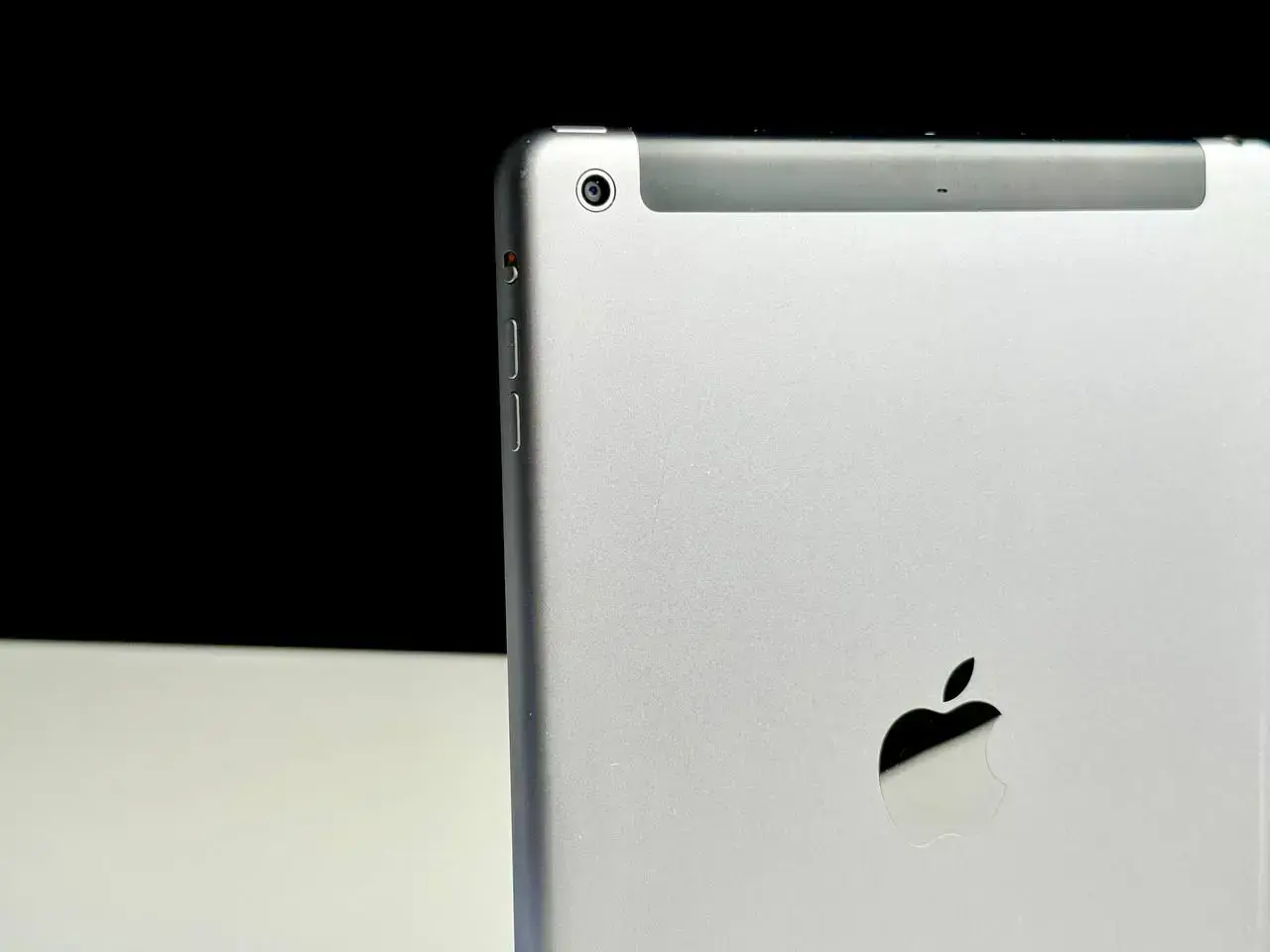 ВЖИВАНИЙ Apple iPad Air Wi-Fi + 4G 16GB Gray (MD791)