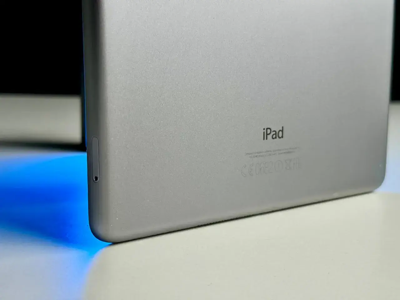 ВЖИВАНИЙ Apple iPad Air Wi-Fi + 4G 16GB Gray (MD791)