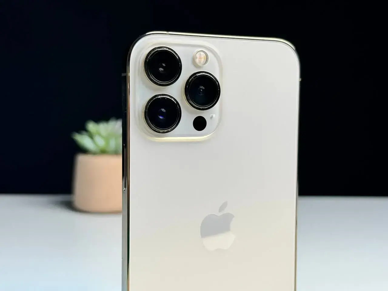 Б/У Apple iPhone 13 Pro Max 256GB Gold (MLKU3, MLLD3) - Состояние: хороший | Аккумулятор: 85% | Комплект: без комплекта | Гарантія: 1 мес.