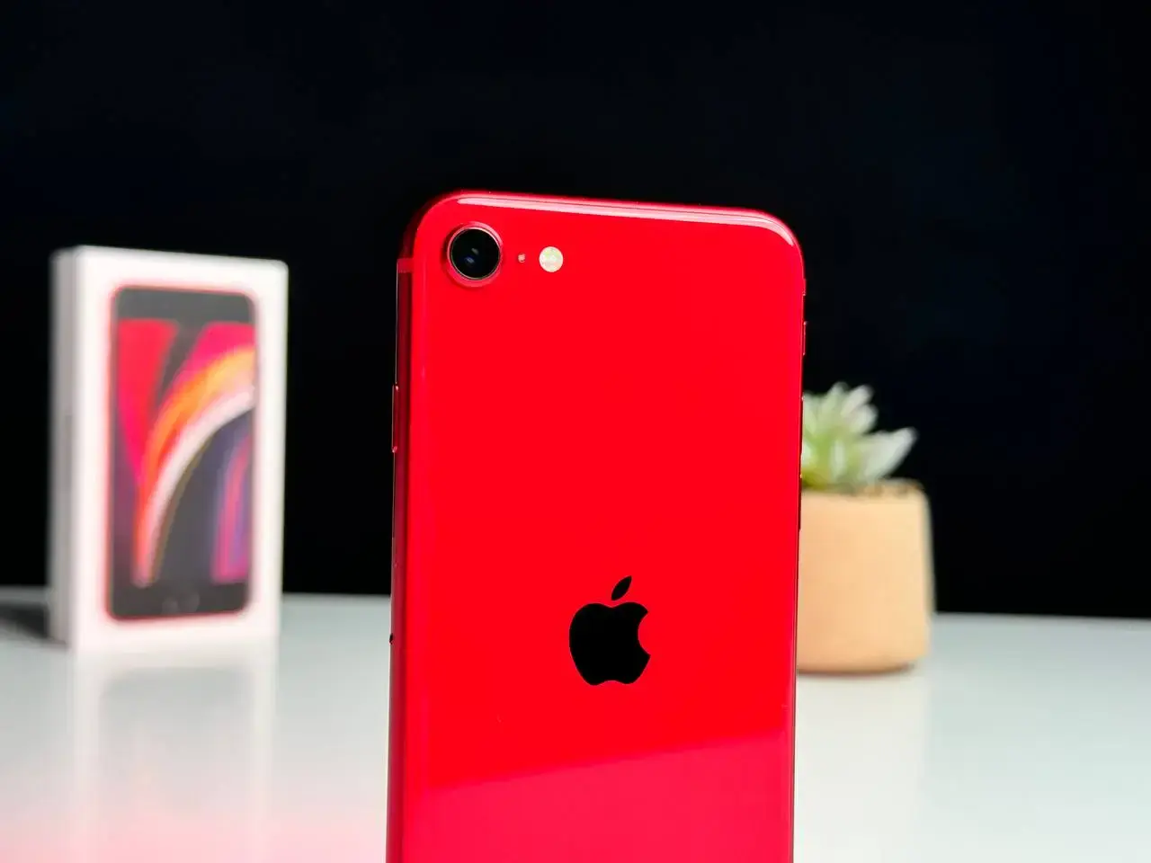 ВЖИВАНИЙ Apple iPhone SE 2020 128GB Product Red (MXD22) - Стан: задовільний | Акумулятор: 85% | Комплект: коробка | Гарантія: 1 міс.