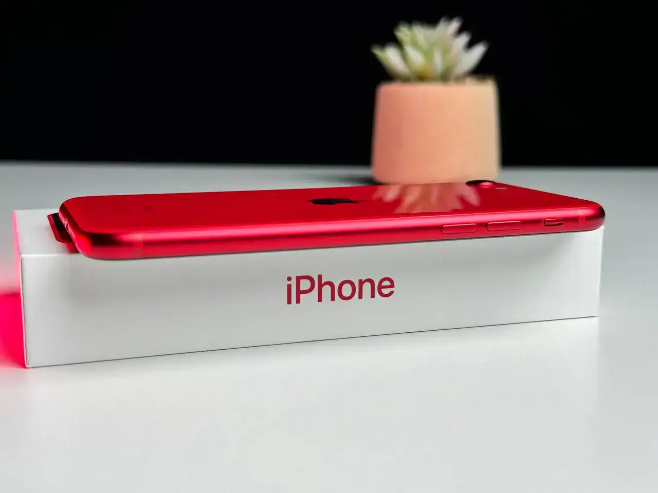 ВЖИВАНИЙ Apple iPhone SE 2020 128GB Product Red (MXD22) - Стан: задовільний | Акумулятор: 85% | Комплект: коробка | Гарантія: 1 міс.