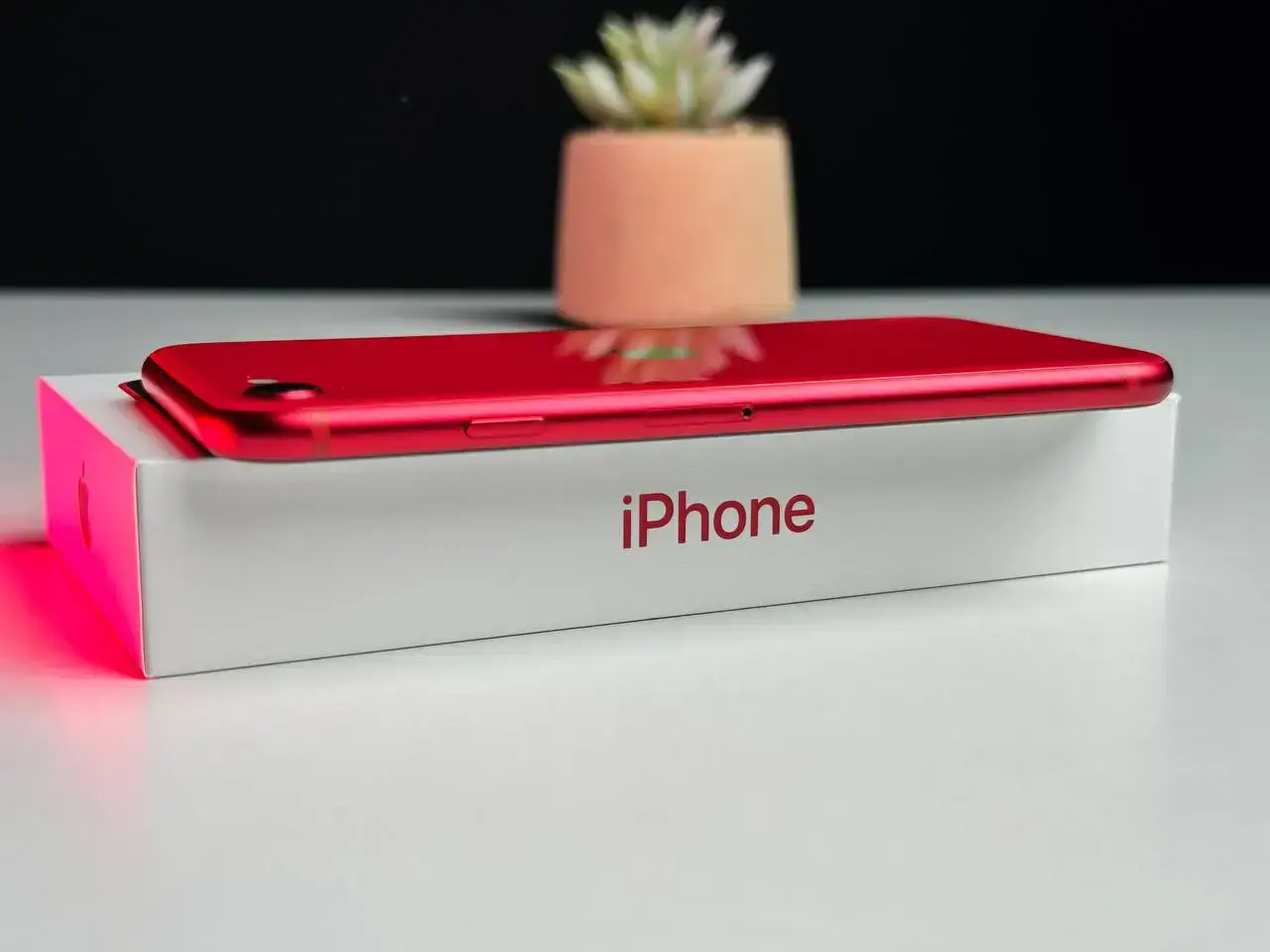 ВЖИВАНИЙ Apple iPhone SE 2020 128GB Product Red (MXD22) - Стан: задовільний | Акумулятор: 85% | Комплект: коробка | Гарантія: 1 міс.