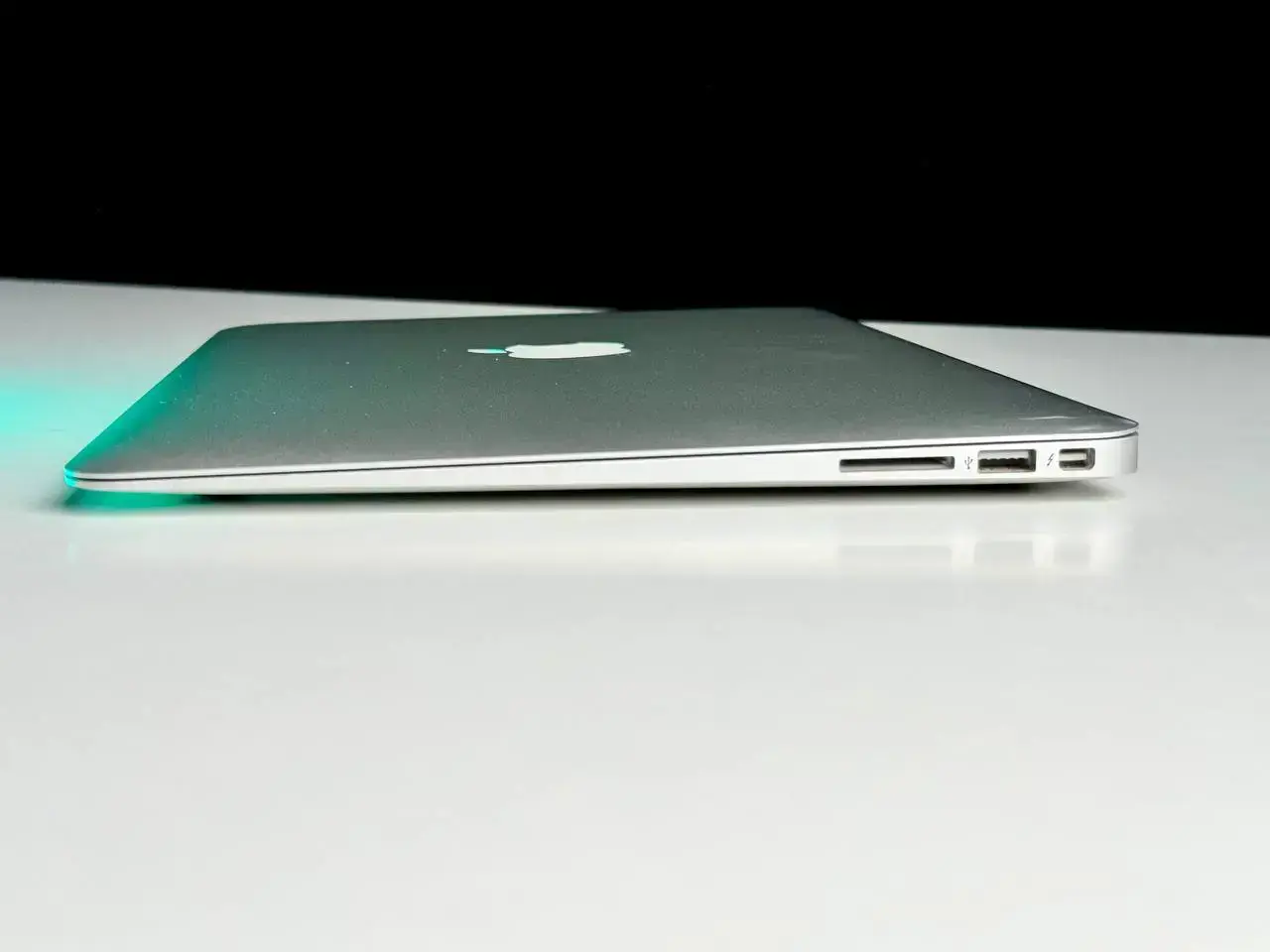 Б/У MacBook Air 13" (MQD32) 2017 - Состояние: хороший | Аккумулятор: 100% | Комплект: блок питания, кабель | Гарантія: 1 мес.