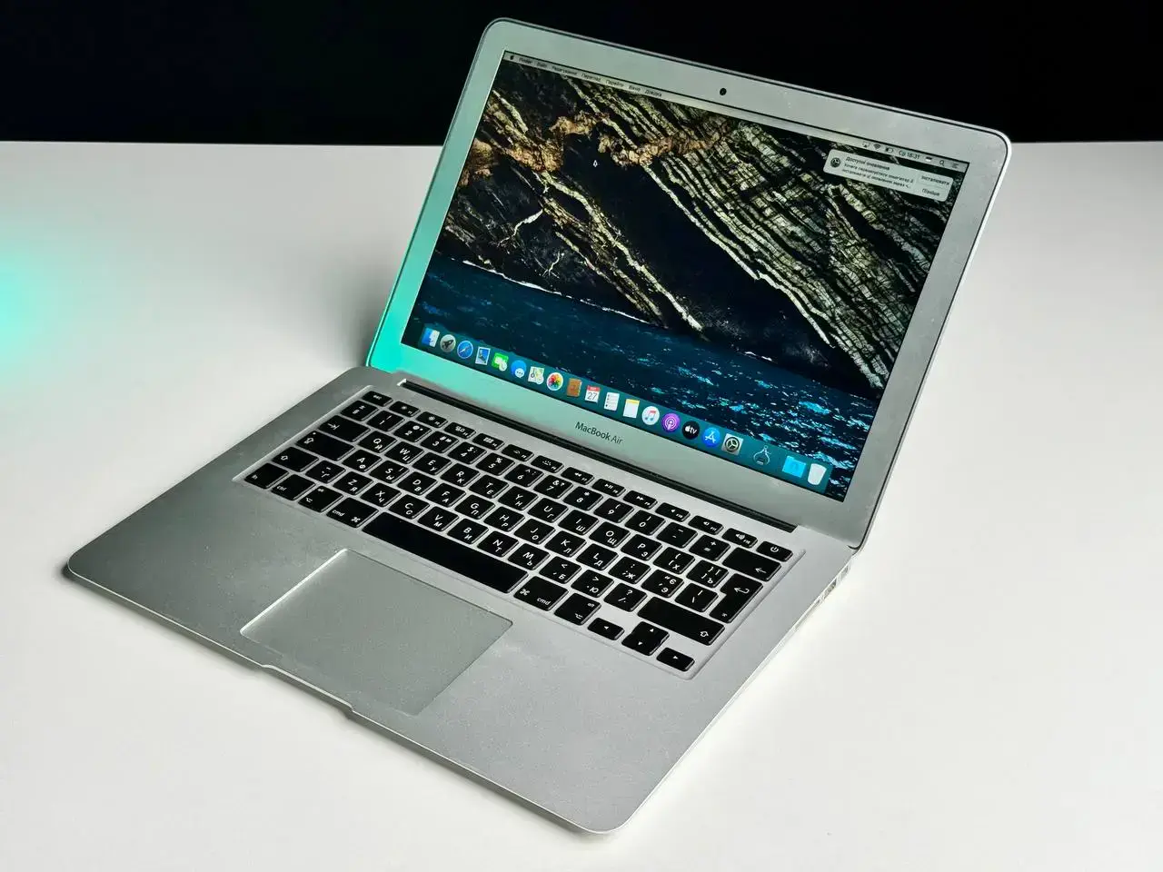 Б/У MacBook Air 13" (MQD32) 2017 - Состояние: хороший | Аккумулятор: 100% | Комплект: блок питания, кабель | Гарантія: 1 мес.
