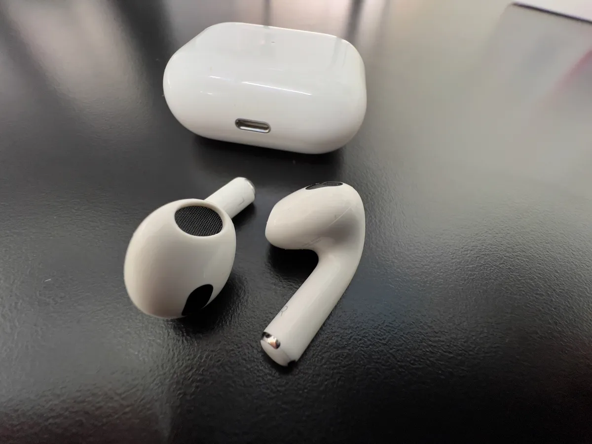 Как найти наушник AirPods с помощью функции "Поблизости"?