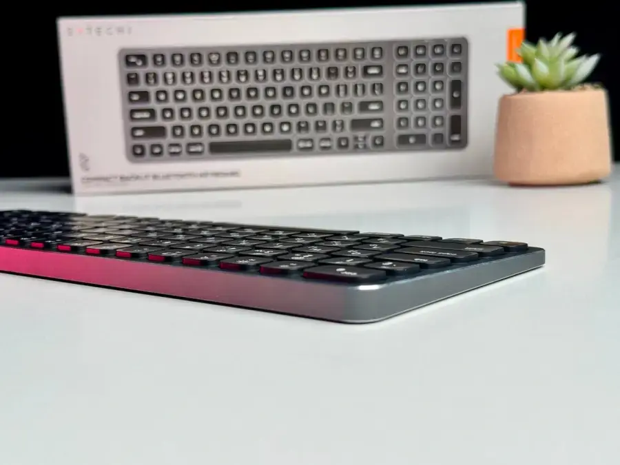 ВИТРИННАЯ Клавитура Satechi Compact Backlit Bluetooth Keyboard (ST-ACBKM)