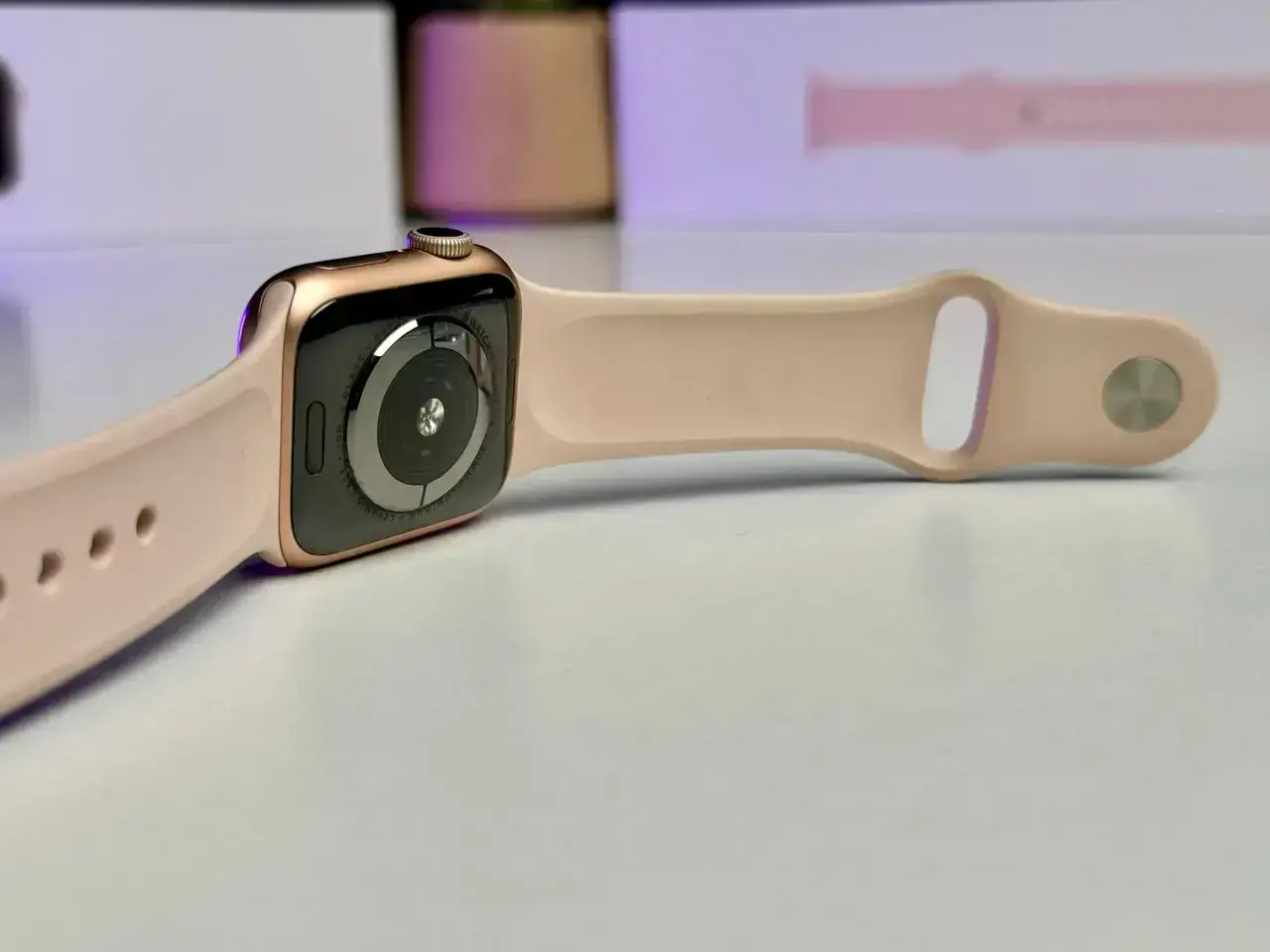 Б/У Apple Watch Series 5 GPS 40mm Gold Aluminum Case with Pink Sand Sport Band (MWV72) - Состояние: удовлетворительный | Комплект: полный | Гарантія: 1 мес.
