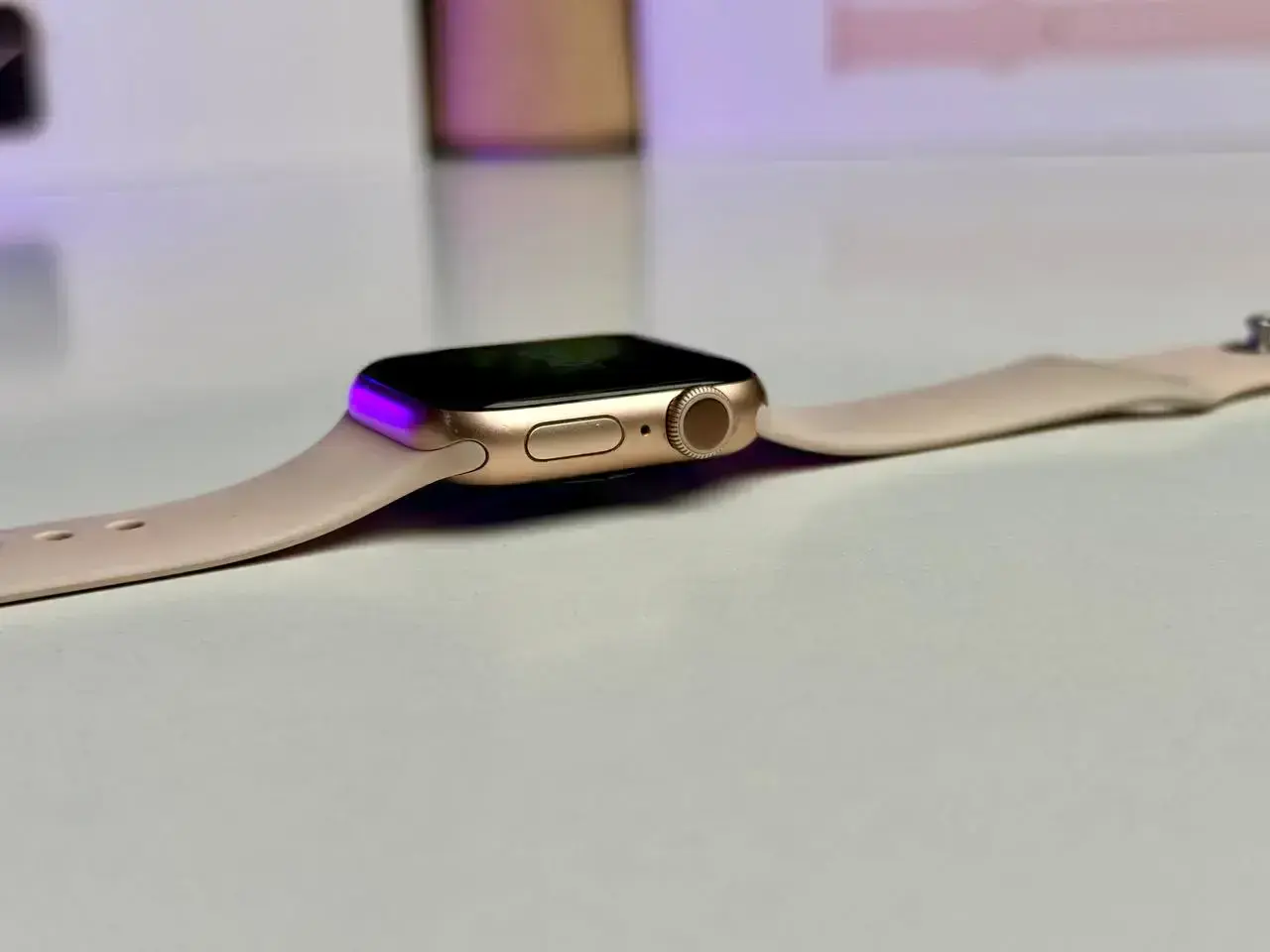 Б/У Apple Watch Series 5 GPS 40mm Gold Aluminum Case with Pink Sand Sport Band (MWV72) - Состояние: удовлетворительный | Комплект: полный | Гарантія: 1 мес.