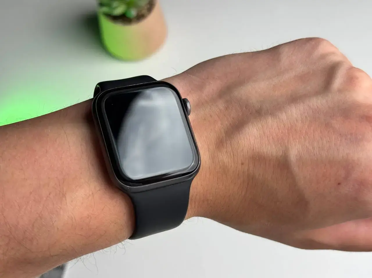 ВЖИВАНИЙ Apple Watch Series 4 (GPS) 44mm Space Gray Aluminium Case with Black Sport Band (MU6D2) - Стан: гарний | Акумулятор: 86% | Комплект: кабель | Гарантія: 1 міс.