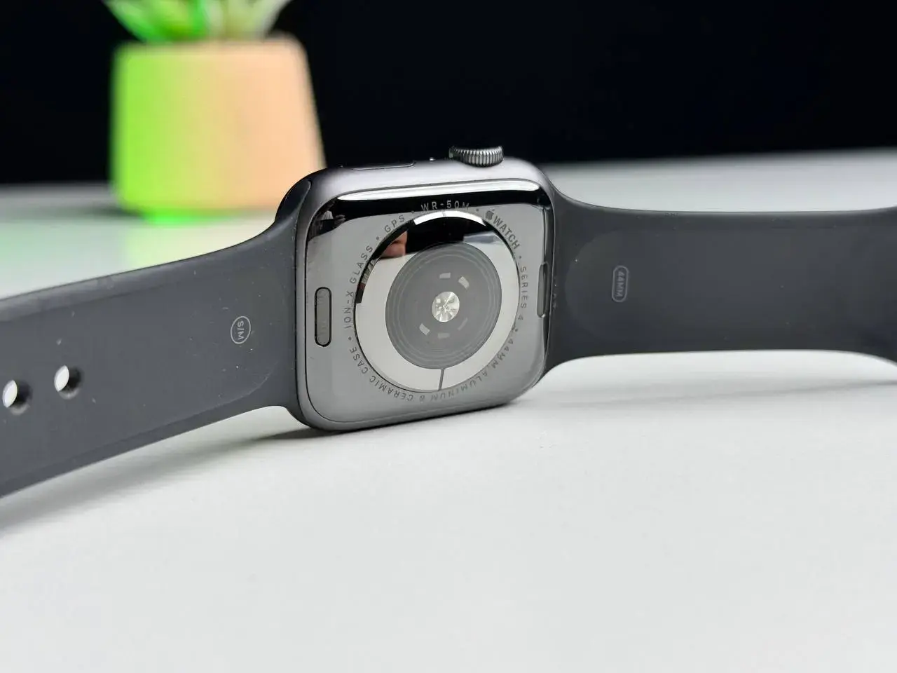 ВЖИВАНИЙ Apple Watch Series 4 (GPS) 44mm Space Gray Aluminium Case with Black Sport Band (MU6D2) - Стан: гарний | Акумулятор: 86% | Комплект: кабель | Гарантія: 1 міс.