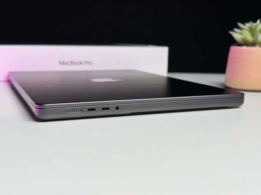 ВІТРИННИЙ MacBook Pro 16" M3 Pro/36GB/512GB Space Black 2023 (MRW23) | Apple M3 Pro | 12-ядерний процесор | 18-ядерний графічний процесор | 512 ГБ SSD | 36 ГБ об'єднаної пам'яті | Стан: гарний | Акумулятор: 100% (18 циклів) | Гарантія: 1 місяць | Комплект