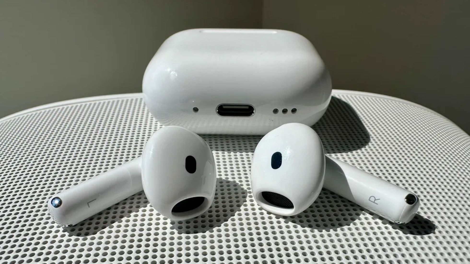 AirPods 4 проти AirPods 3: які навушники краще?