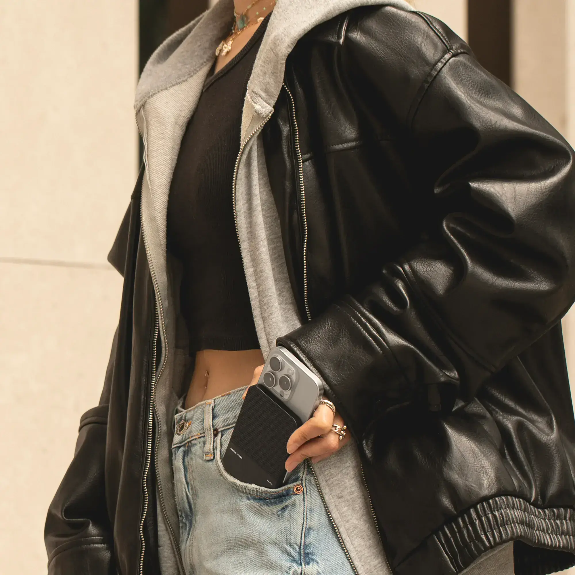 Магнитный павербанк Native Union (Re) Classic Magnetic Power Bank Qi2 5000mAh - Slate Green (PB-5KMS-GRN-Q2)