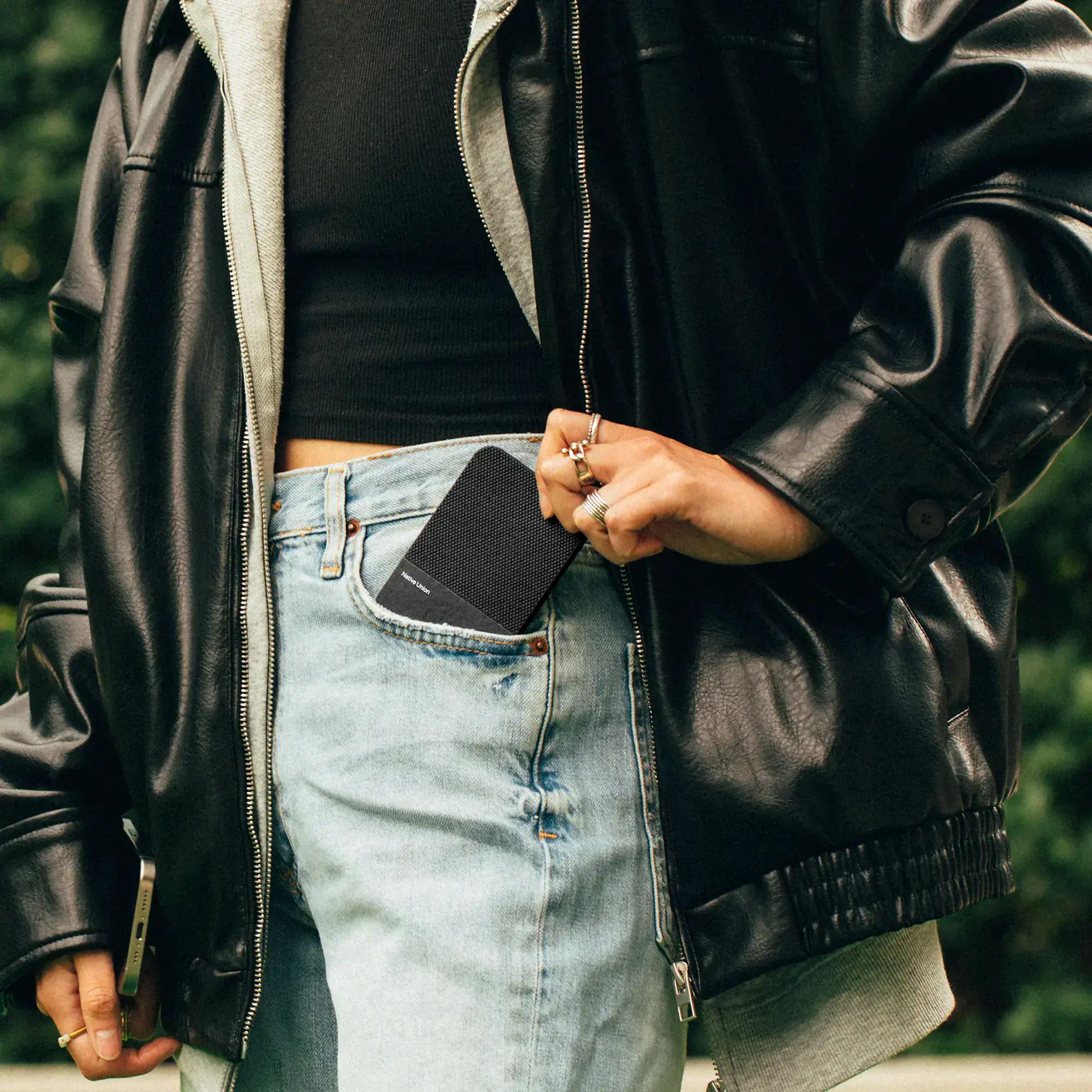 Магнитный павербанк Native Union (Re) Classic Magnetic Power Bank Qi2 5000mAh - Slate Green (PB-5KMS-GRN-Q2)