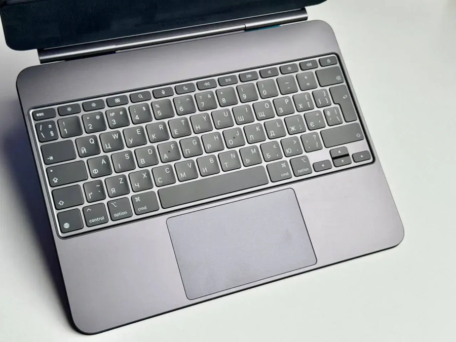 ВІТРИННА Чохол-клавіатура з підсвіткою для планшета Apple Magic Keyboard for iPad Pro 13‑inch [M4] - Ukrainian - Black (MWR53UA/A) - Стан: гарний