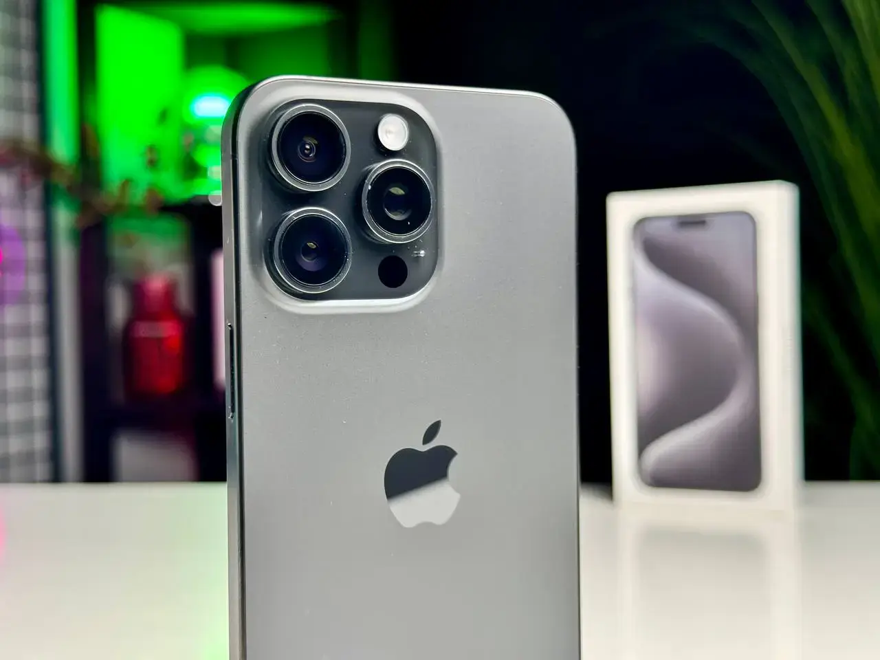 ВЖИВАНИЙ Apple iPhone 15 Pro Max 256GB Black Titanium (MU773) - Стан: гарний | Акумулятор: 90% | Комплектація: повний | Гарантія: 1 міс.