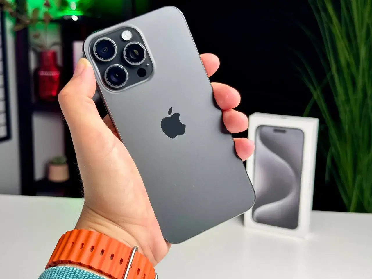 ВЖИВАНИЙ Apple iPhone 15 Pro Max 256GB Black Titanium (MU773) - Стан: гарний | Акумулятор: 90% | Комплектація: повний | Гарантія: 1 міс.