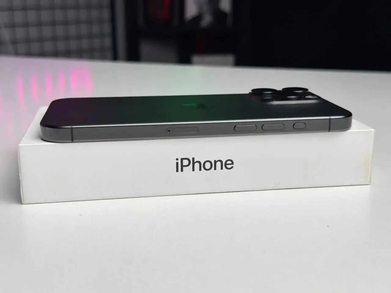 ВЖИВАНИЙ Apple iPhone 15 Pro Max 256GB Black Titanium (MU773) - Стан: гарний | Акумулятор: 90% | Комплектація: повний | Гарантія: 1 міс.