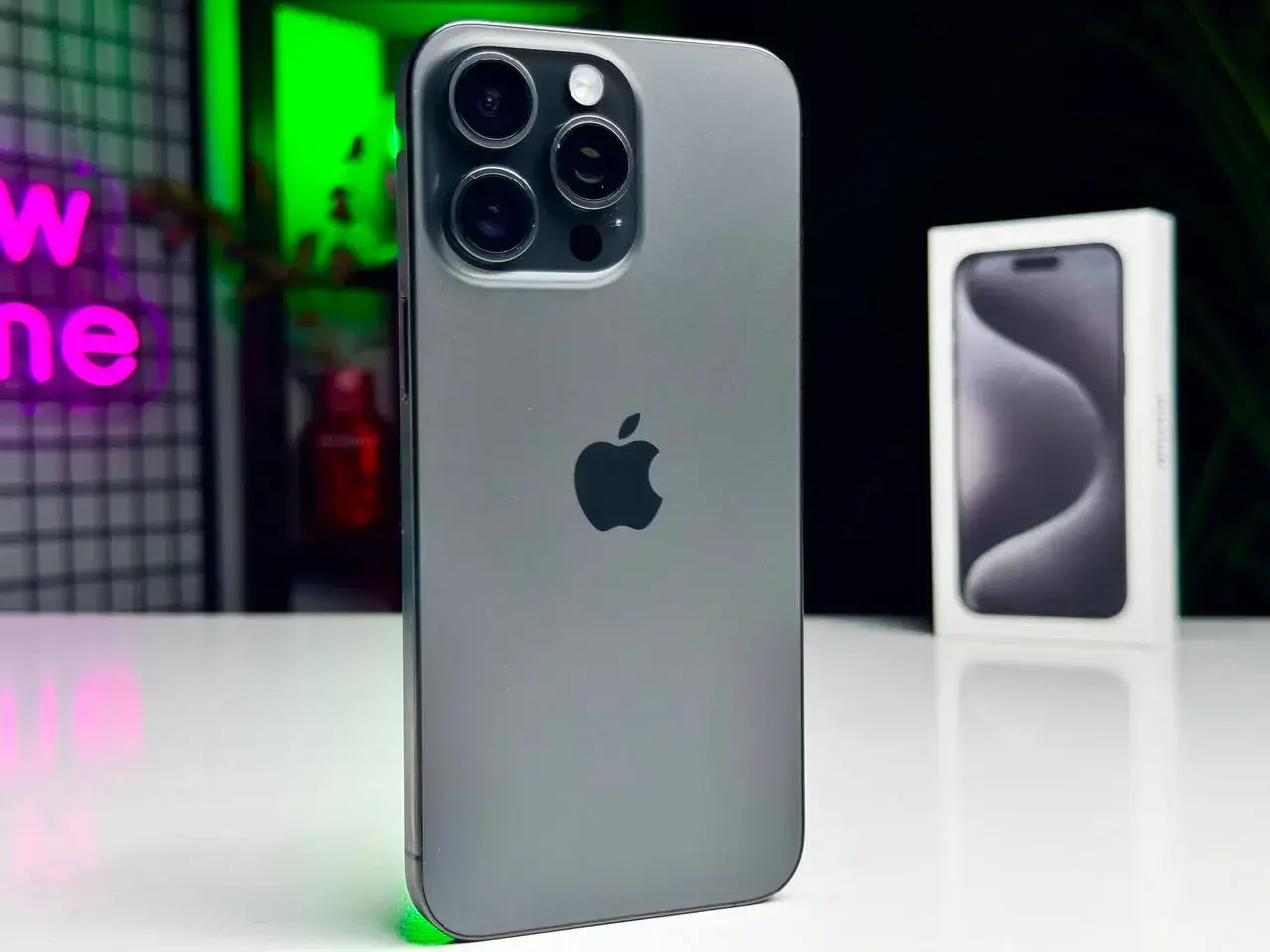 ВЖИВАНИЙ Apple iPhone 15 Pro Max 256GB Black Titanium (MU773) - Стан: гарний | Акумулятор: 90% | Комплектація: повний | Гарантія: 1 міс.
