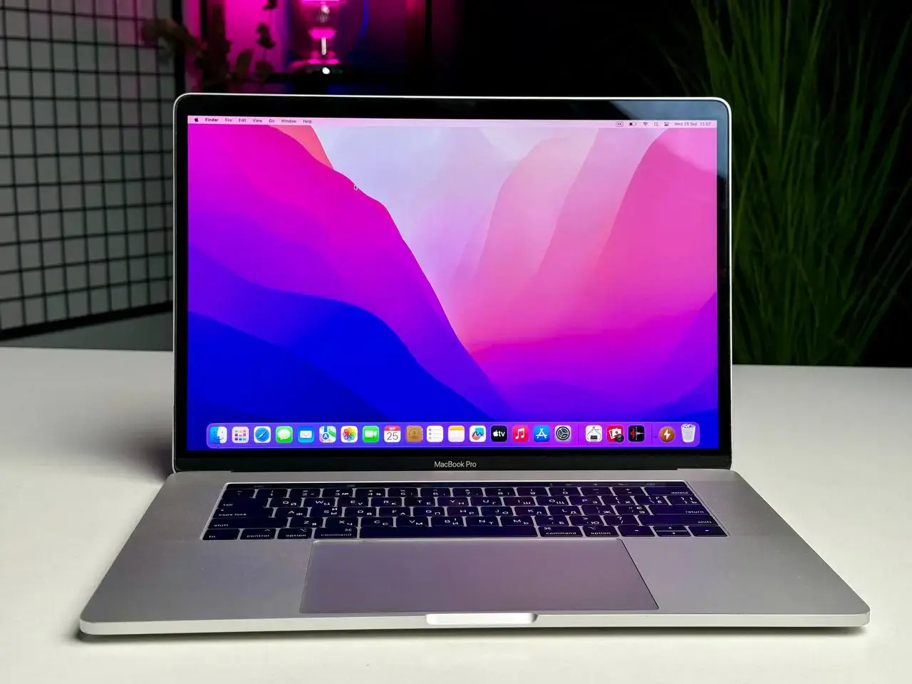 Б/У MacBook Pro 15" Silver (MPTU2) 2017 - Состояние: удовлетворительный | Аккумулятор: 100% | Комплект: блок питания, кабель | Гарантія: 1 мес.