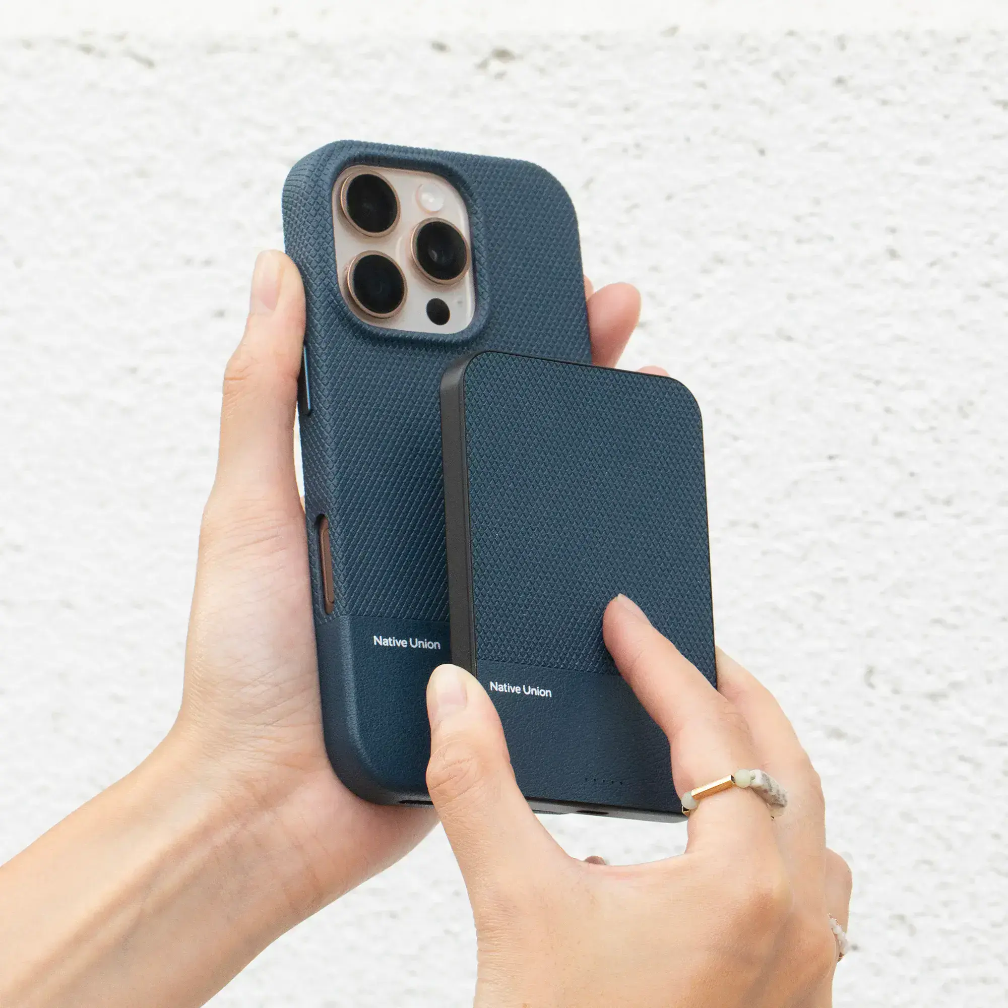 Магнитный павербанк Native Union (Re) Classic Magnetic Power Bank Qi2 5000mAh - Navy (PB-5KMS-NAV-Q2)