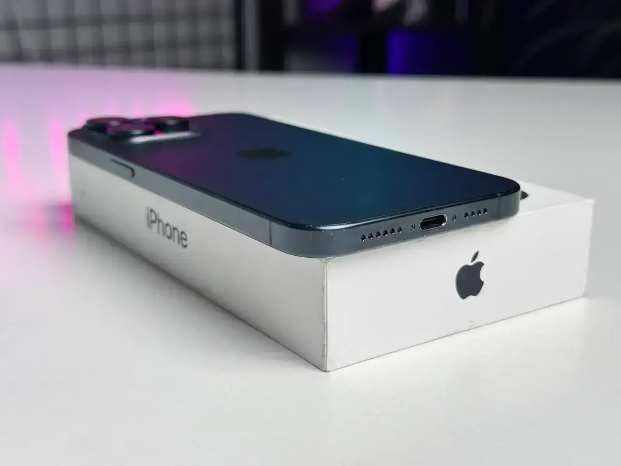 ВЖИВАНИЙ Apple iPhone 15 Pro Max 1TB Blue Titanium (MU7K3) - Стан: гарний | Акумулятор: 92% | Комплектація: повний | Гарантія: 1 міс.