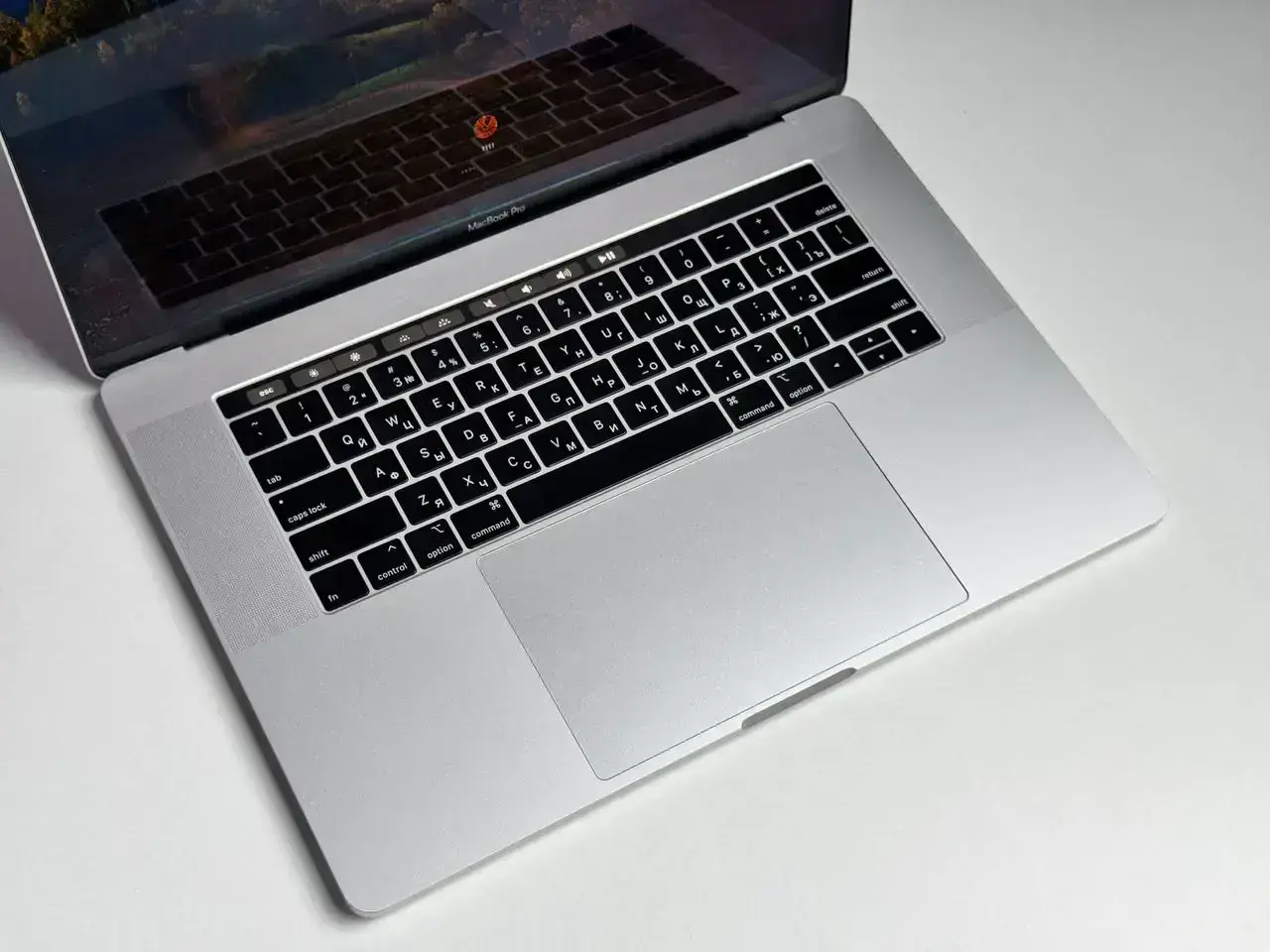 ВЖИВАНИЙ MacBook Pro 15" Silver (MR962) 2018 - Стан: гарний | Акумулятор: 79% | Комплектація: повний | Гарантія: 1 міс.