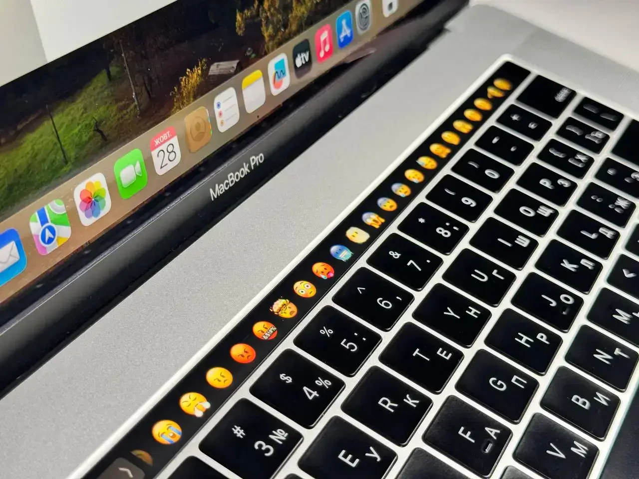ВЖИВАНИЙ MacBook Pro 15" Silver (MR962) 2018 - Стан: гарний | Акумулятор: 79% | Комплектація: повний | Гарантія: 1 міс.