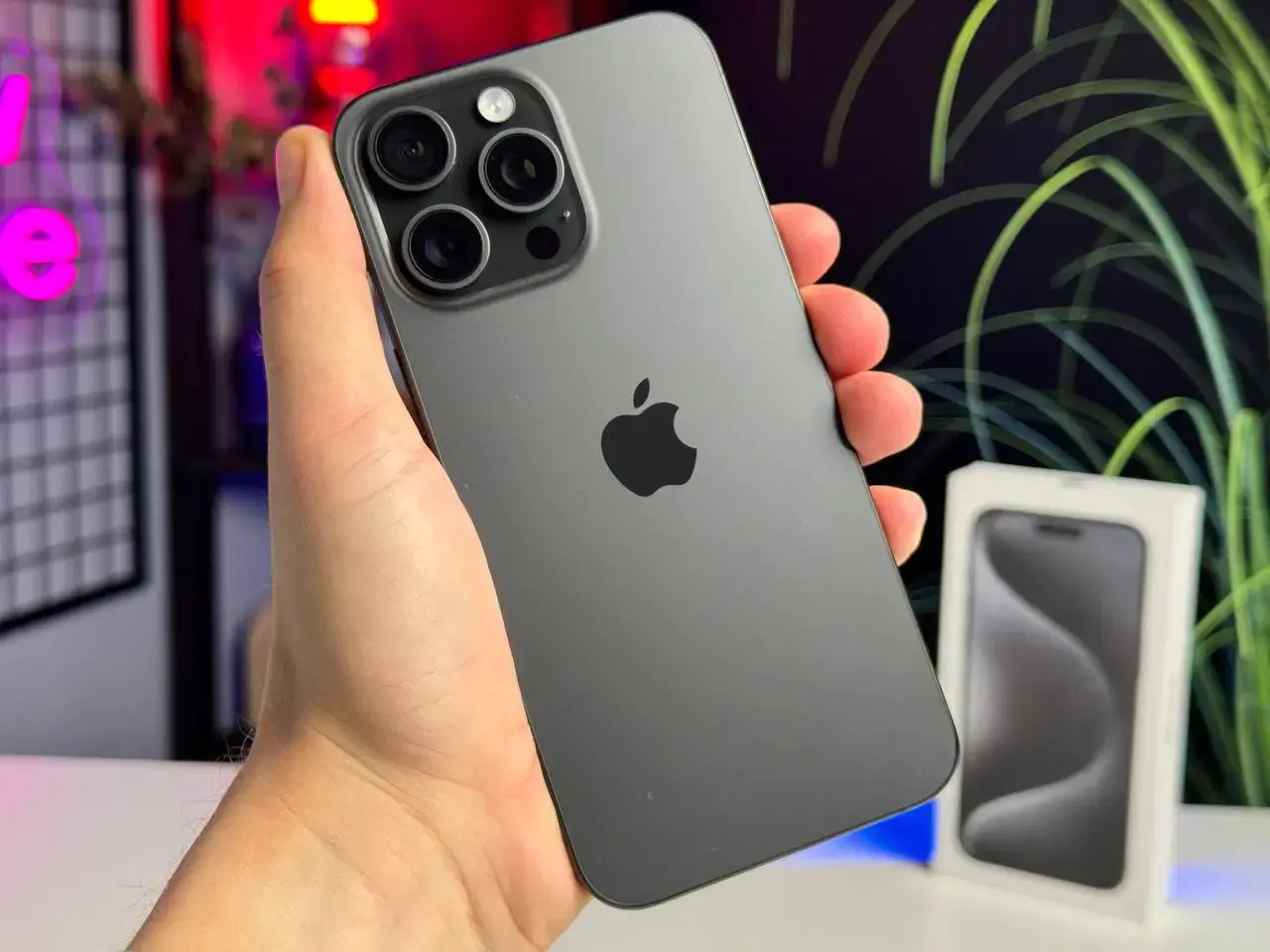 ВІТРИННИЙ Apple iPhone 15 Pro Max 256GB Black Titanium (MU773) - Стан: ідеальний | Акумулятор: 100% [13 циклів] | Комплектація: повний | Гарантія: 6 міс.