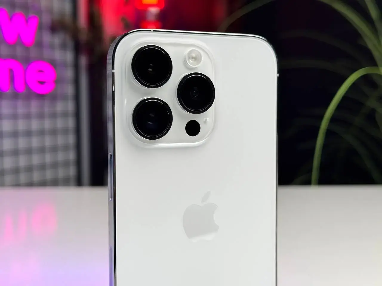 ВЖИВАНИЙ Apple iPhone 14 Pro 256GB Silver eSim (MQ0X3) - Стан: гарний, подряпини на екрані | Акумулятор: 88% | Комплектація: iPhone | Гарантія: 3 міс.