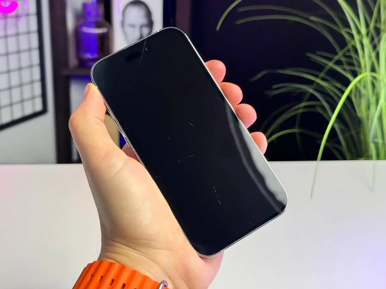 ВЖИВАНИЙ Apple iPhone 14 Pro 256GB Silver eSim (MQ0X3) - Стан: гарний, подряпини на екрані | Акумулятор: 88% | Комплектація: iPhone | Гарантія: 3 міс.