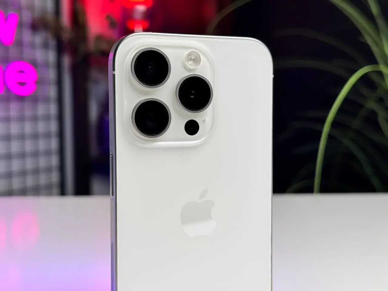 ВЖИВАНИЙ Apple iPhone 15 Pro 128GB White Titanium eSim (MTQN3) - Стан: гарний | Акумулятор: 100% | Комплектація: iPhone | Гарантія: 1 міс.