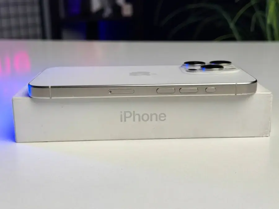 ВЖИВАНИЙ Apple iPhone 15 Pro 1TB White Titanium (MTVD3) - Стан: ідеальний | Акумулятор: 90% | Комплектація: повний | Гарантія: 1 міс.