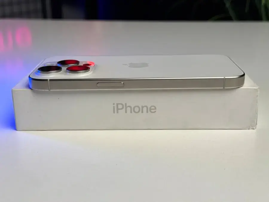 ВЖИВАНИЙ Apple iPhone 15 Pro 1TB White Titanium (MTVD3) - Стан: ідеальний | Акумулятор: 90% | Комплектація: повний | Гарантія: 1 міс.
