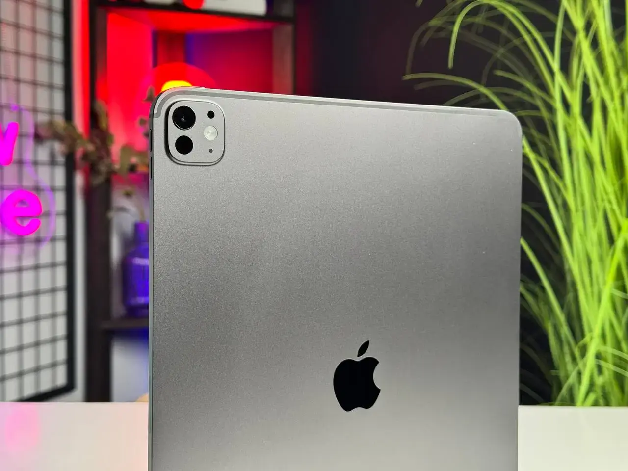 Витринный Apple iPad Pro 13" M4 2024 Wi-Fi 256GB with Standard glass - Space Black (MVX23) - Состояние: хороший | Аккумулятор: 100% | Комплектация: кабель | Гарантія: 6 мес.