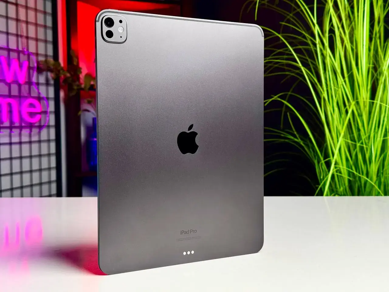 Витринный Apple iPad Pro 13" M4 2024 Wi-Fi 256GB with Standard glass - Space Black (MVX23) - Состояние: хороший | Аккумулятор: 100% | Комплектация: кабель | Гарантія: 6 мес.
