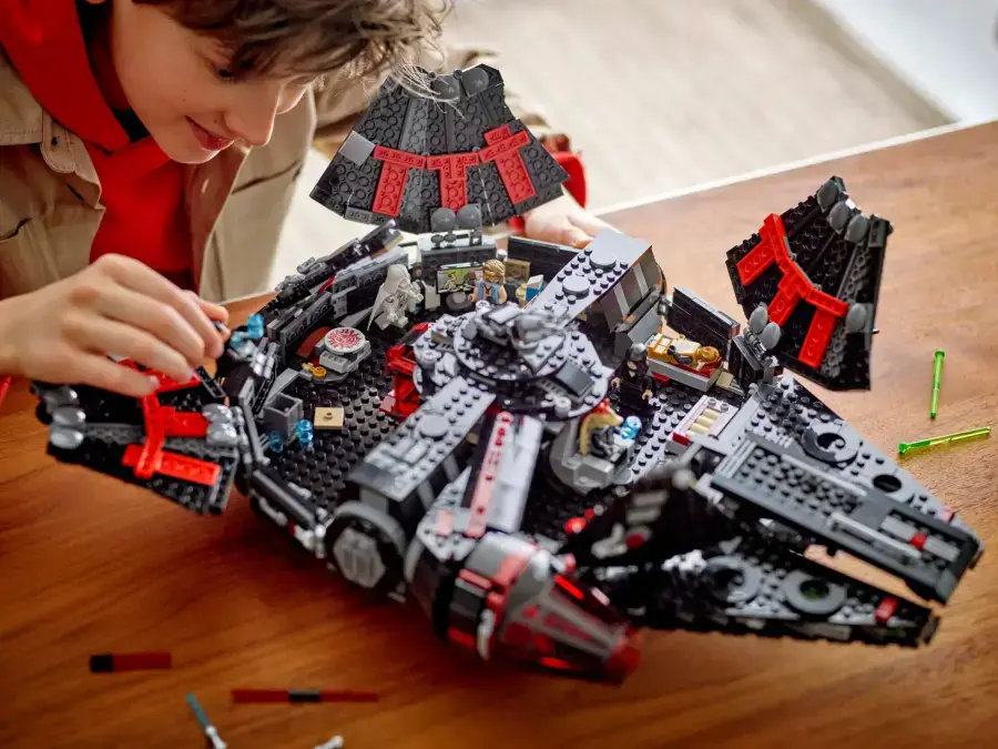 Блоковий конструктор LEGO Star Wars Темний сокіл (75389)