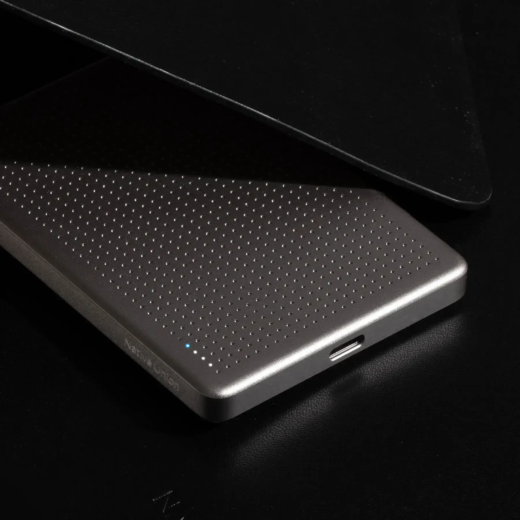 Магнітний павербанк Native Union Active Magnetic Power Bank 5 000mAh - Black (ACTPB-5KMS-BLK)