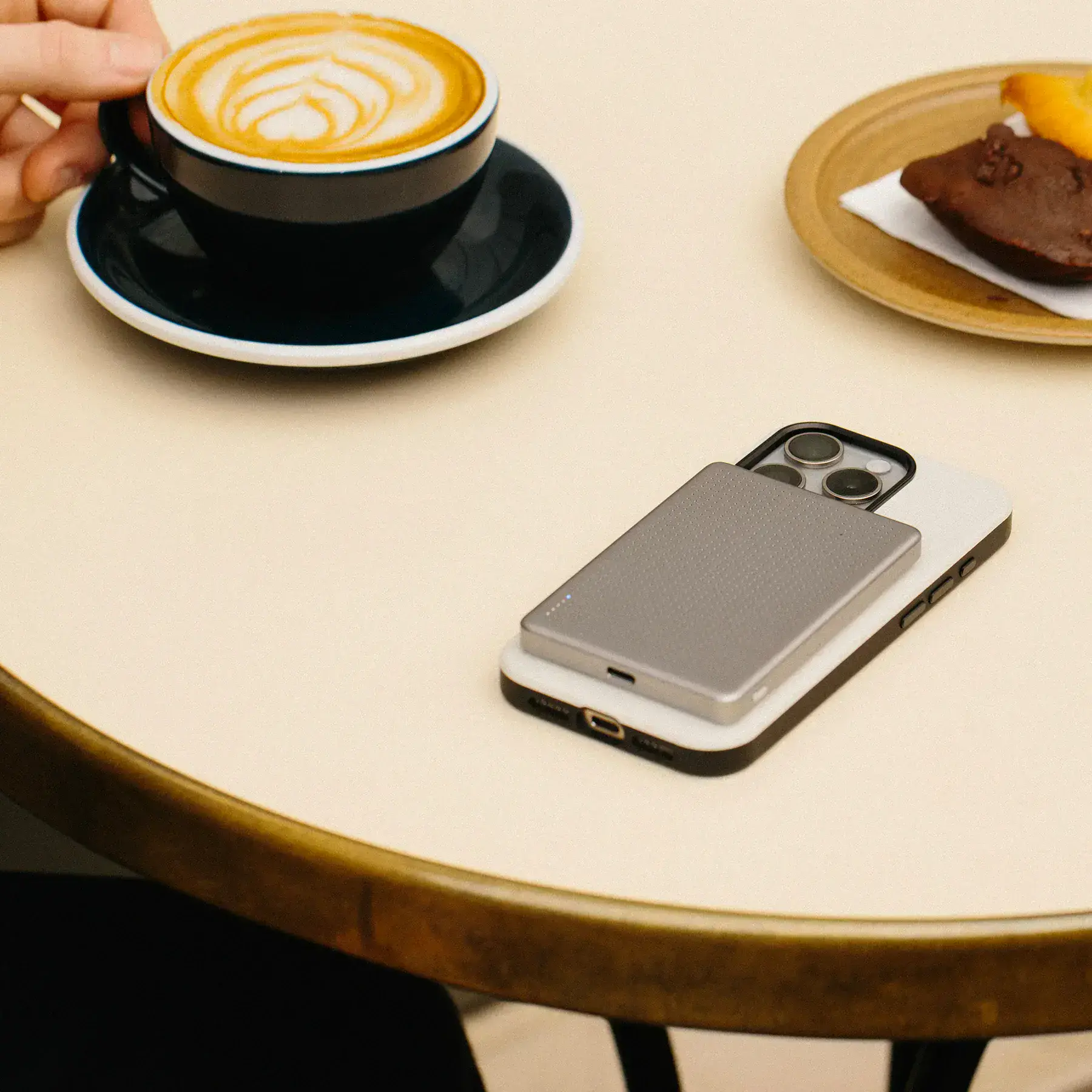 Магнітний павербанк Native Union Active Magnetic Power Bank 5 000mAh - Sandstone (ACTPB-5KMS-SAN)